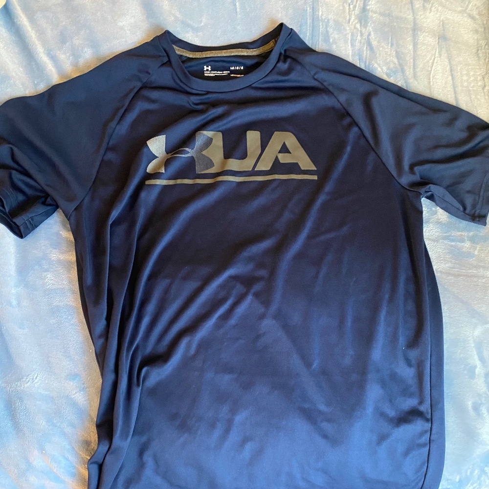 UA heat gear badass large logo’d high quality material T!